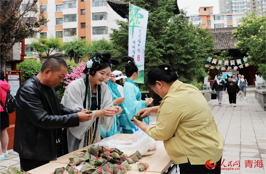 市民學(xué)習(xí)包粽子。人民網(wǎng) 顧斐菲攝