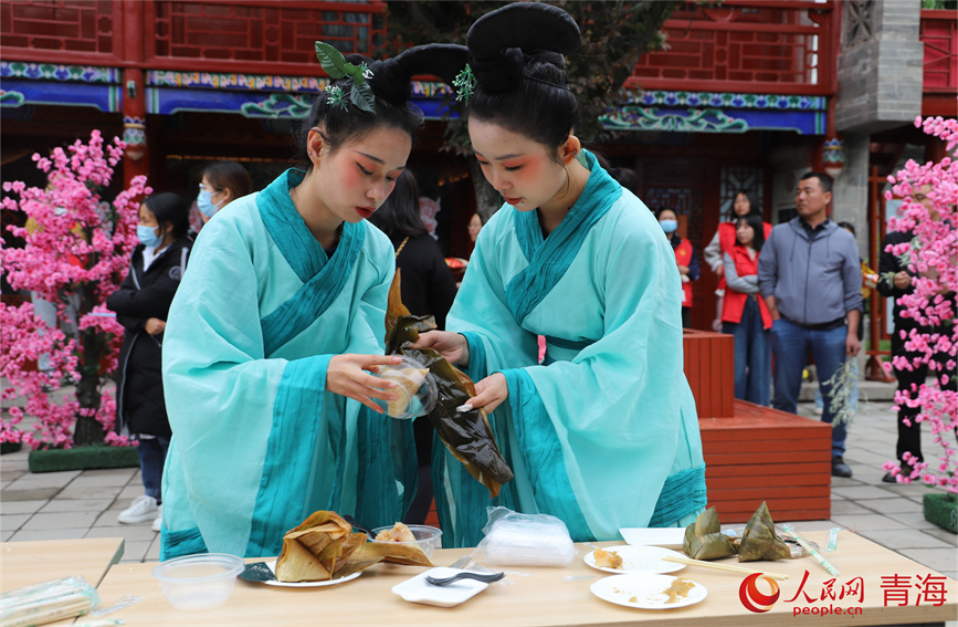 活動(dòng)現(xiàn)場節(jié)日氛圍濃厚。人民網(wǎng) 顧斐菲攝