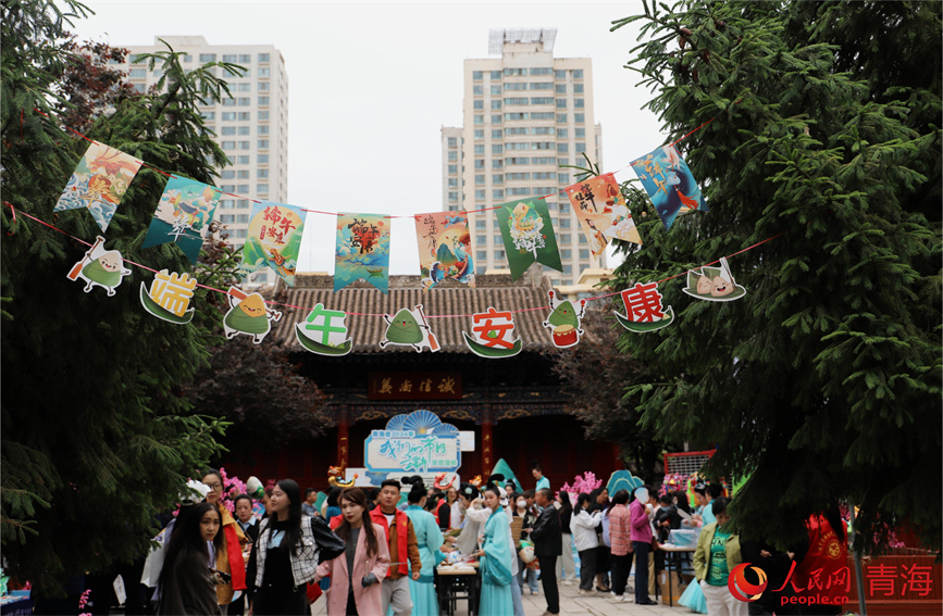 活動(dòng)現(xiàn)場節(jié)日氛圍濃厚。人民網(wǎng) 顧斐菲攝