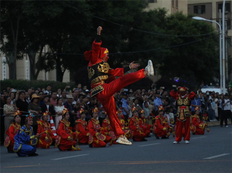 民俗舞蹈《霸王鞭》。李昊攝