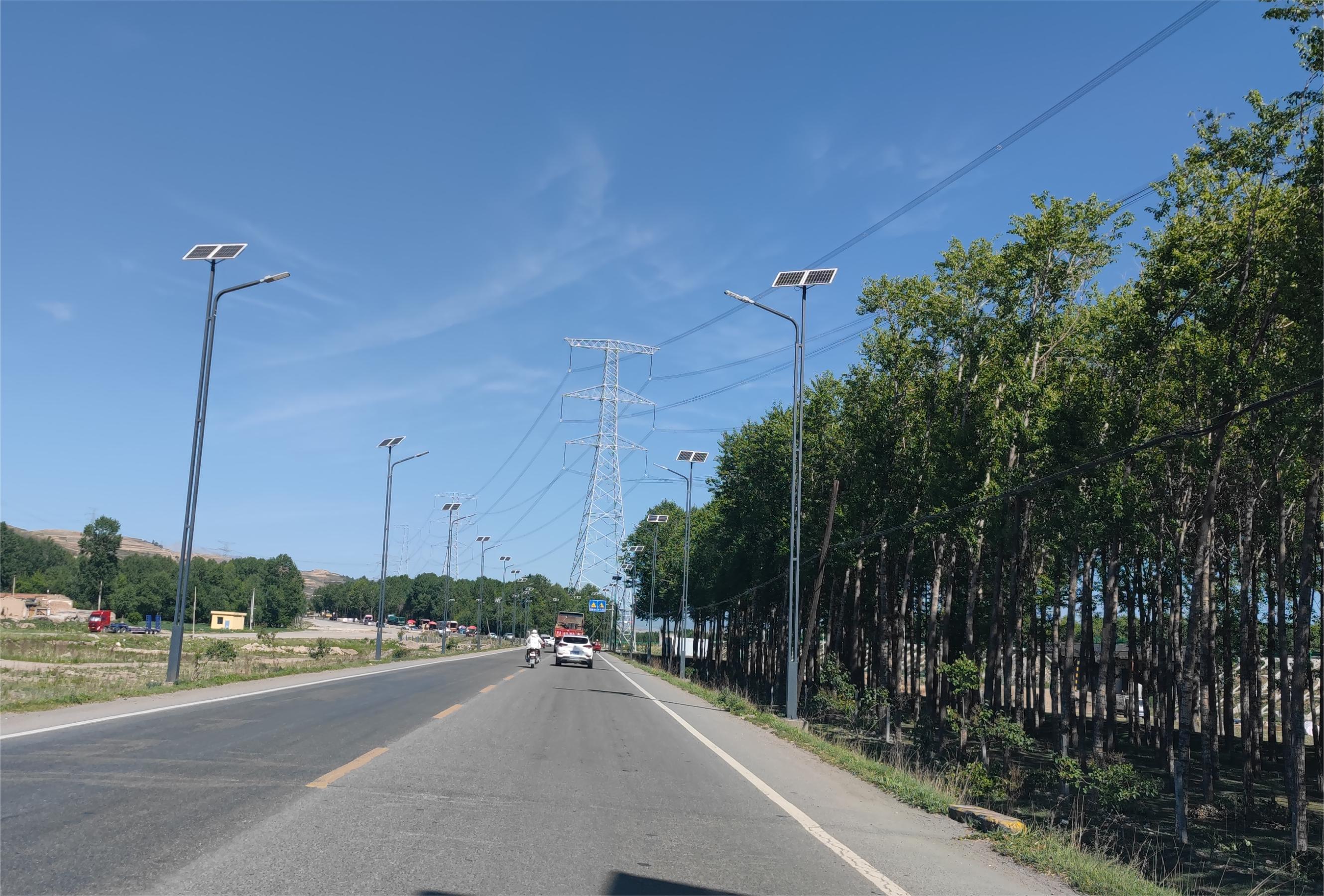 寧張路兩旁整齊的路燈。大通縣交通運(yùn)輸局供圖
