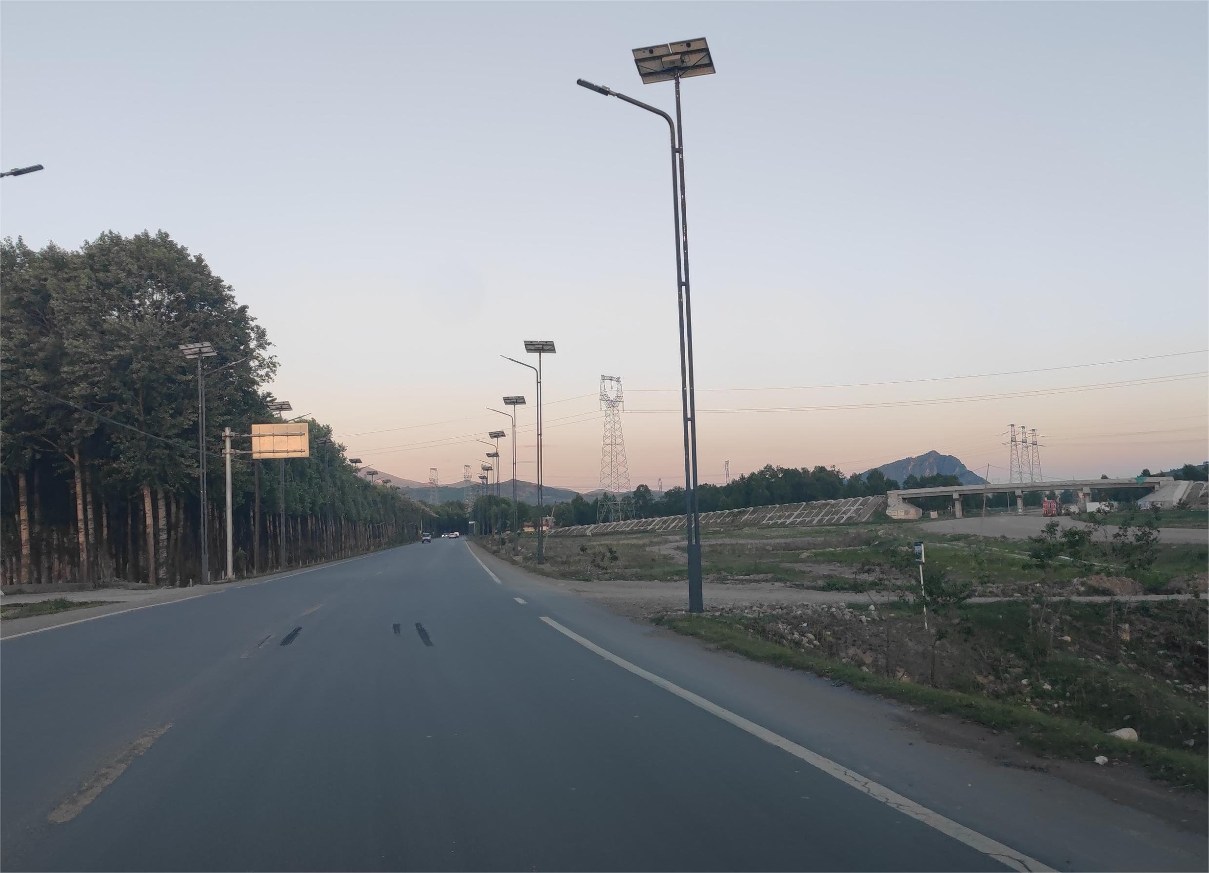 夜色漸晚，路燈待亮。大通縣交通運(yùn)輸局供圖
