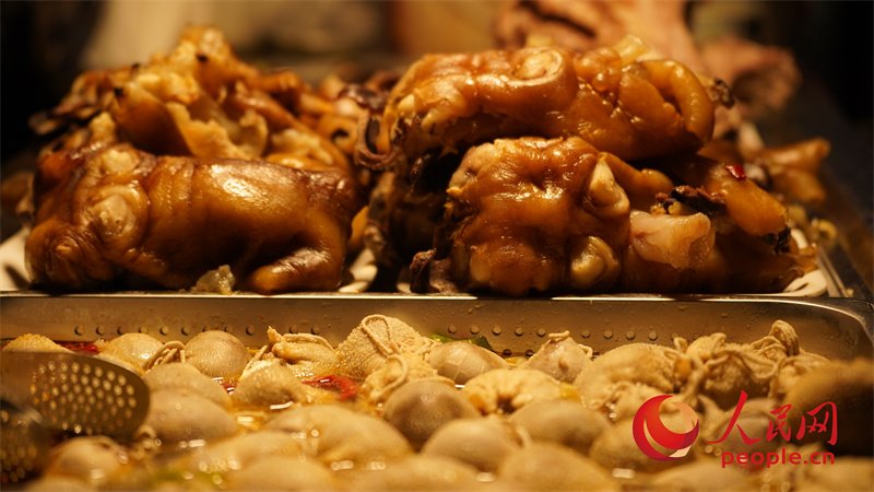 大新街夜市特色美食。人民網(wǎng)記者 甘海瓊攝