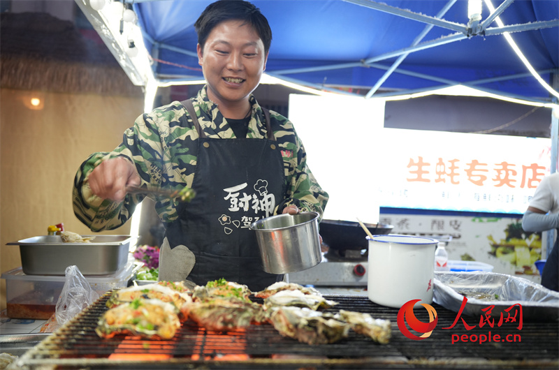 烤生蠔攤位香氣四溢，令人垂涎。人民網(wǎng)記者 甘海瓊攝