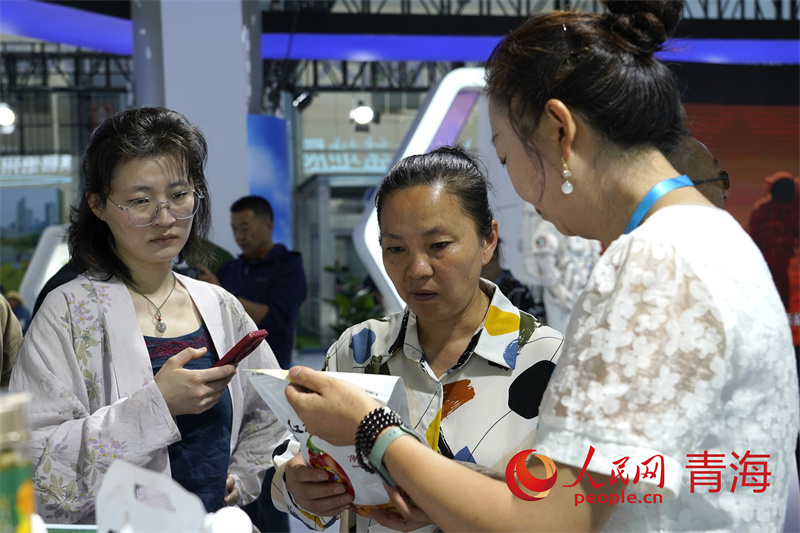 游客咨詢購買展館內(nèi)相關(guān)商品。人民網(wǎng)記者 甘海瓊攝