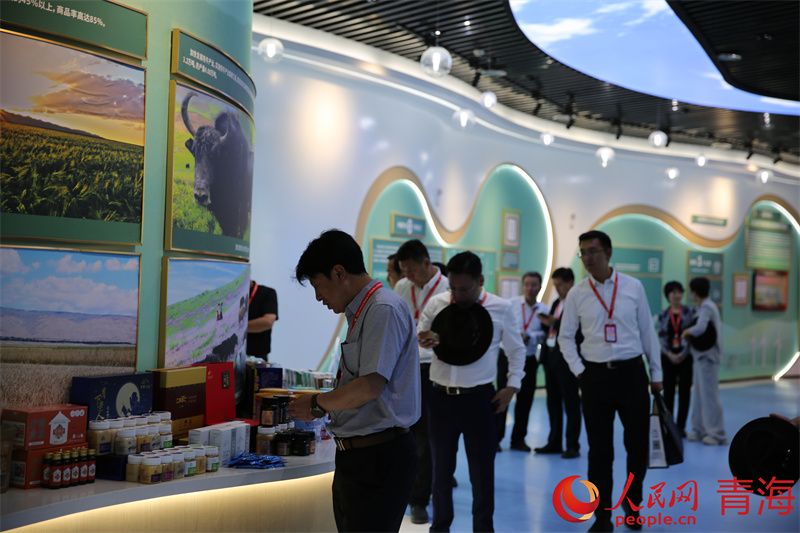 與會嘉賓了解海南州特色農(nóng)產(chǎn)品。人民網(wǎng) 馬可欣攝