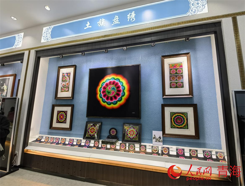 青繡數(shù)字化總部經(jīng)濟(jì)平臺展示展銷中心內(nèi)的盤繡作品。人民網(wǎng) 馬可欣攝