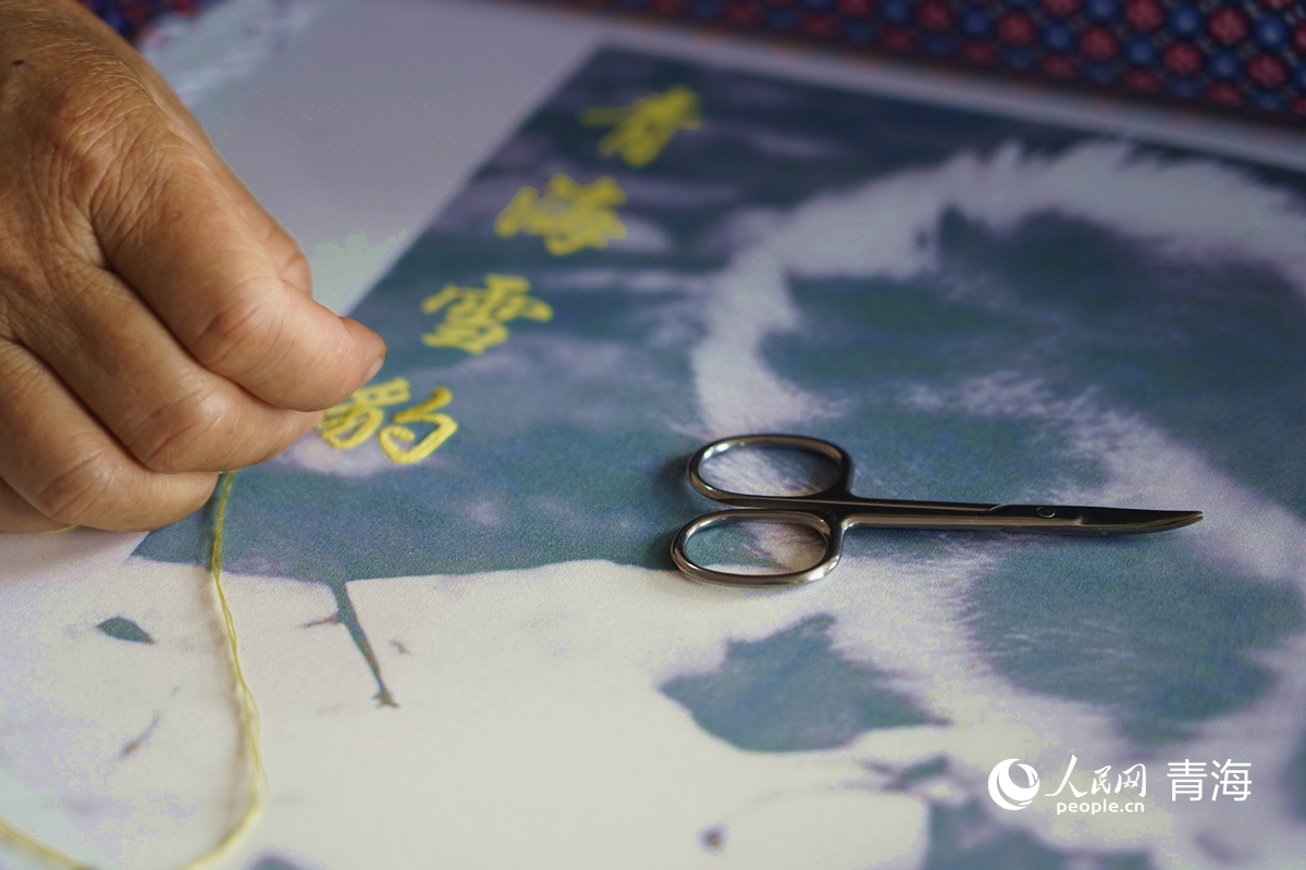 撒拉族婦女正在刺繡。人民網(wǎng)記者 楊啟紅攝