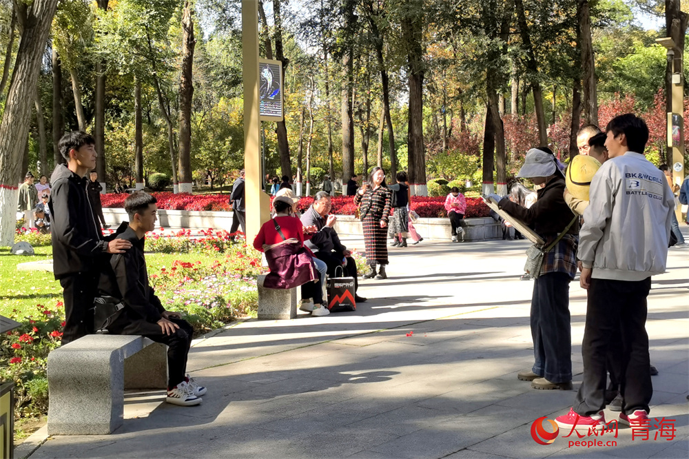 公園內(nèi)畫(huà)師正在為游客畫(huà)肖像畫(huà)。人民網(wǎng) 馬可欣攝