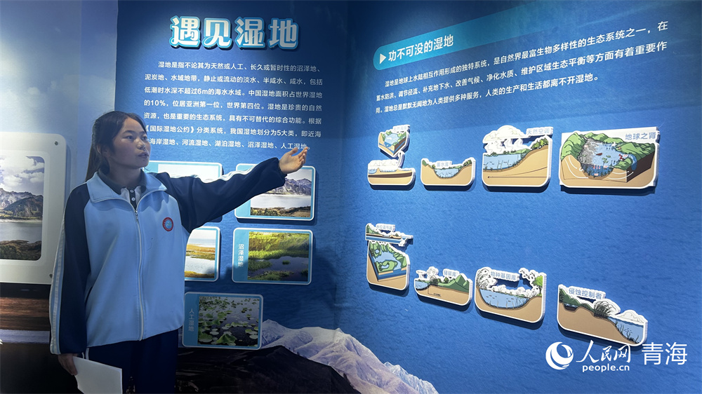 南門峽鎮(zhèn)中心學校的學生為大家講解濕地。人民網 陳明菊攝