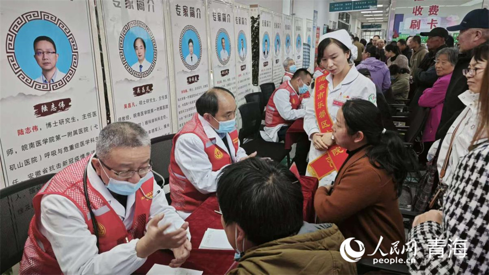 專家進行義診。人民網(wǎng)記者 張莉萍攝
