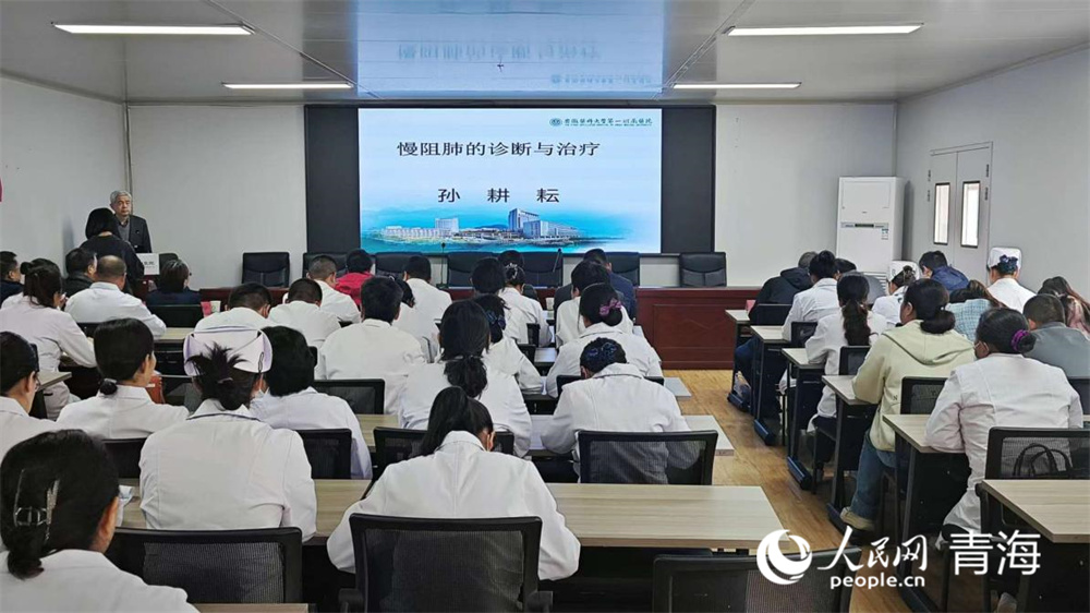 專業(yè)授課指導(dǎo)。人民網(wǎng)記者 張莉萍攝