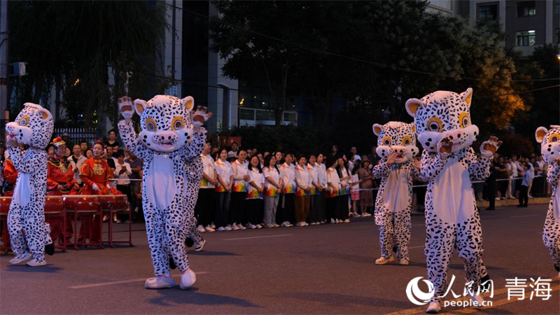 “豹街”巡游。人民網(wǎng) 況玉攝