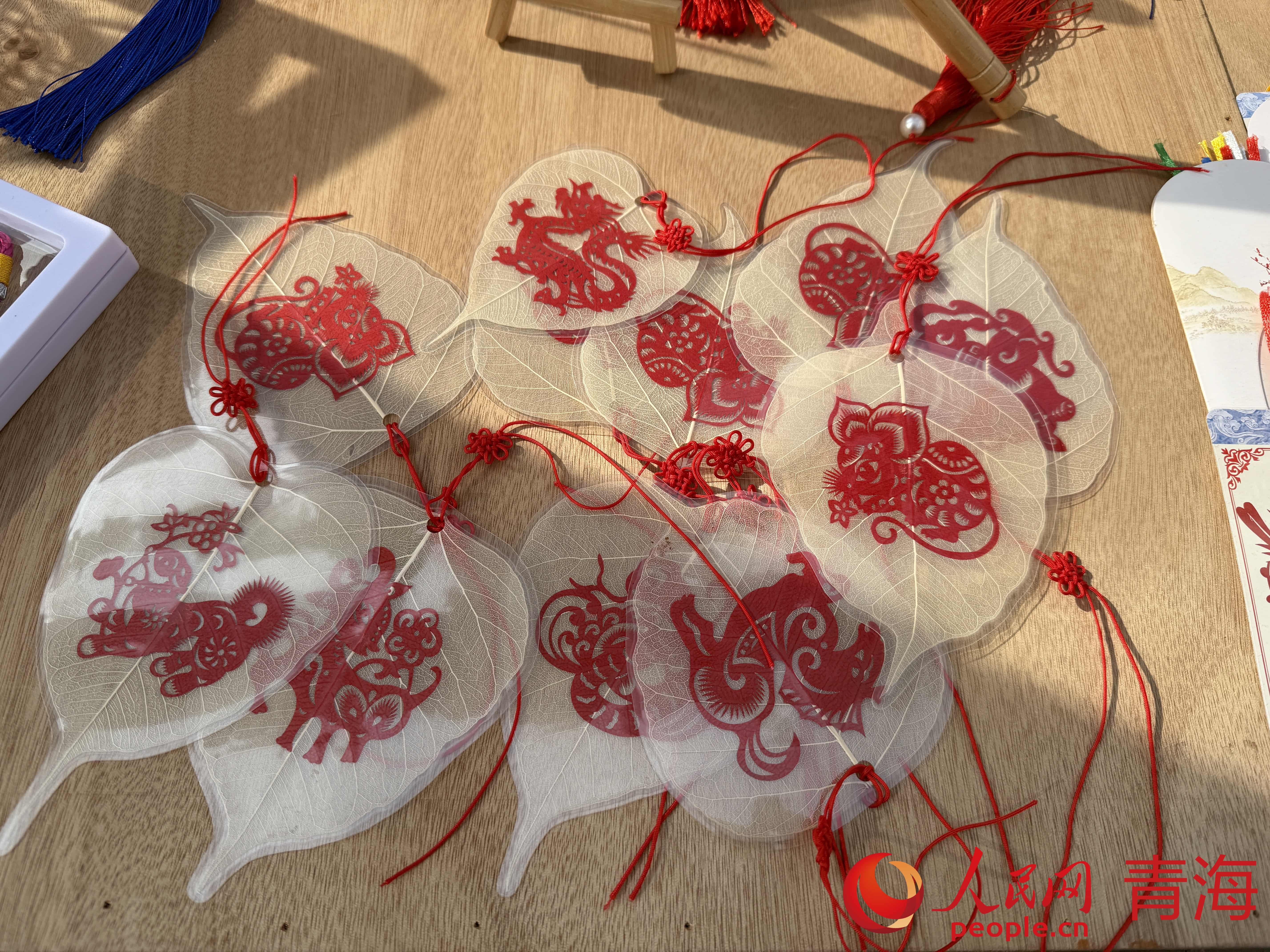 活動(dòng)現(xiàn)場(chǎng)展示的文創(chuàng)。人民網(wǎng) 況玉攝