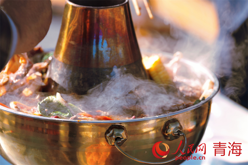 特色牛羊肉土火鍋。人民網(wǎng)記者 甘海瓊攝