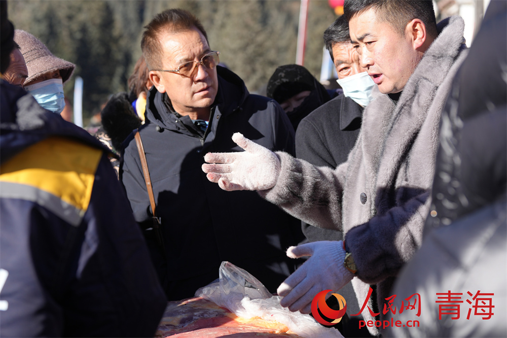 企業(yè)向客商介紹牛羊肉產(chǎn)品。人民網(wǎng)記者 甘海瓊攝