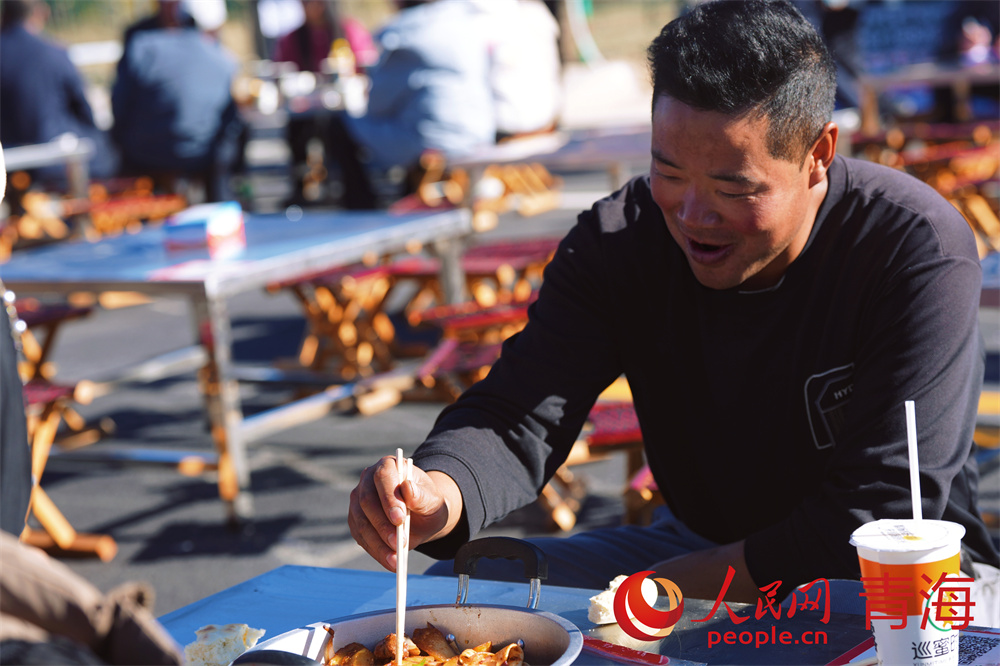 游客品嘗當?shù)嘏Ｑ蛉饷朗?。人民網(wǎng)記者 甘海瓊攝