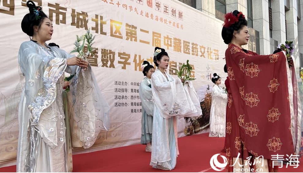 活動現(xiàn)場節(jié)目表演。實習生 劉佳昕攝