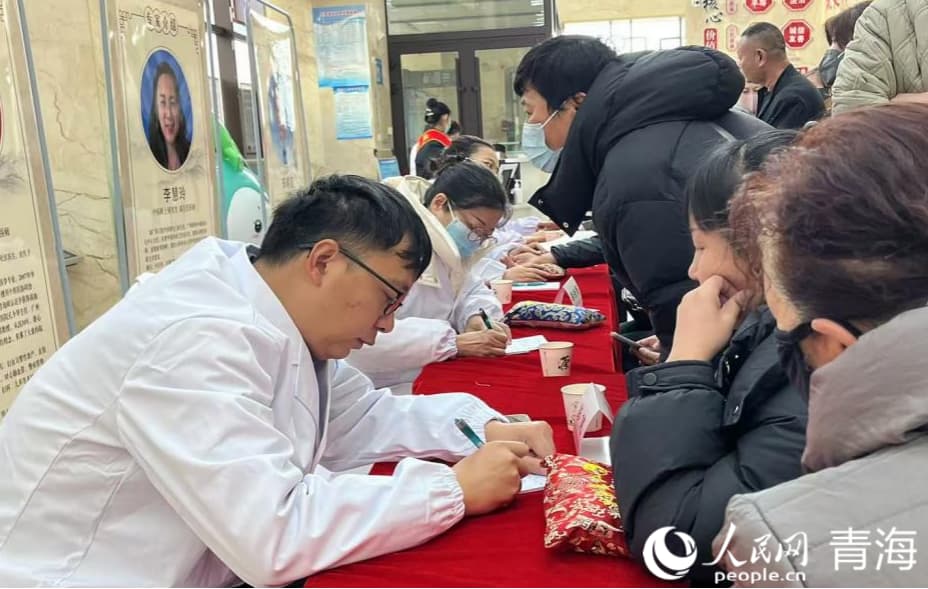 專家為市民義診。實習生 劉佳昕攝。