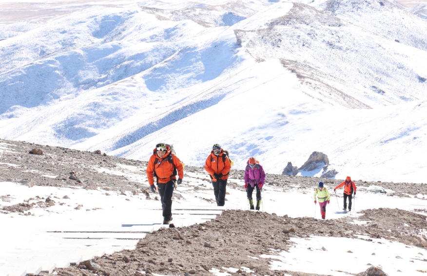 登山比賽。才旦桑吾攝
