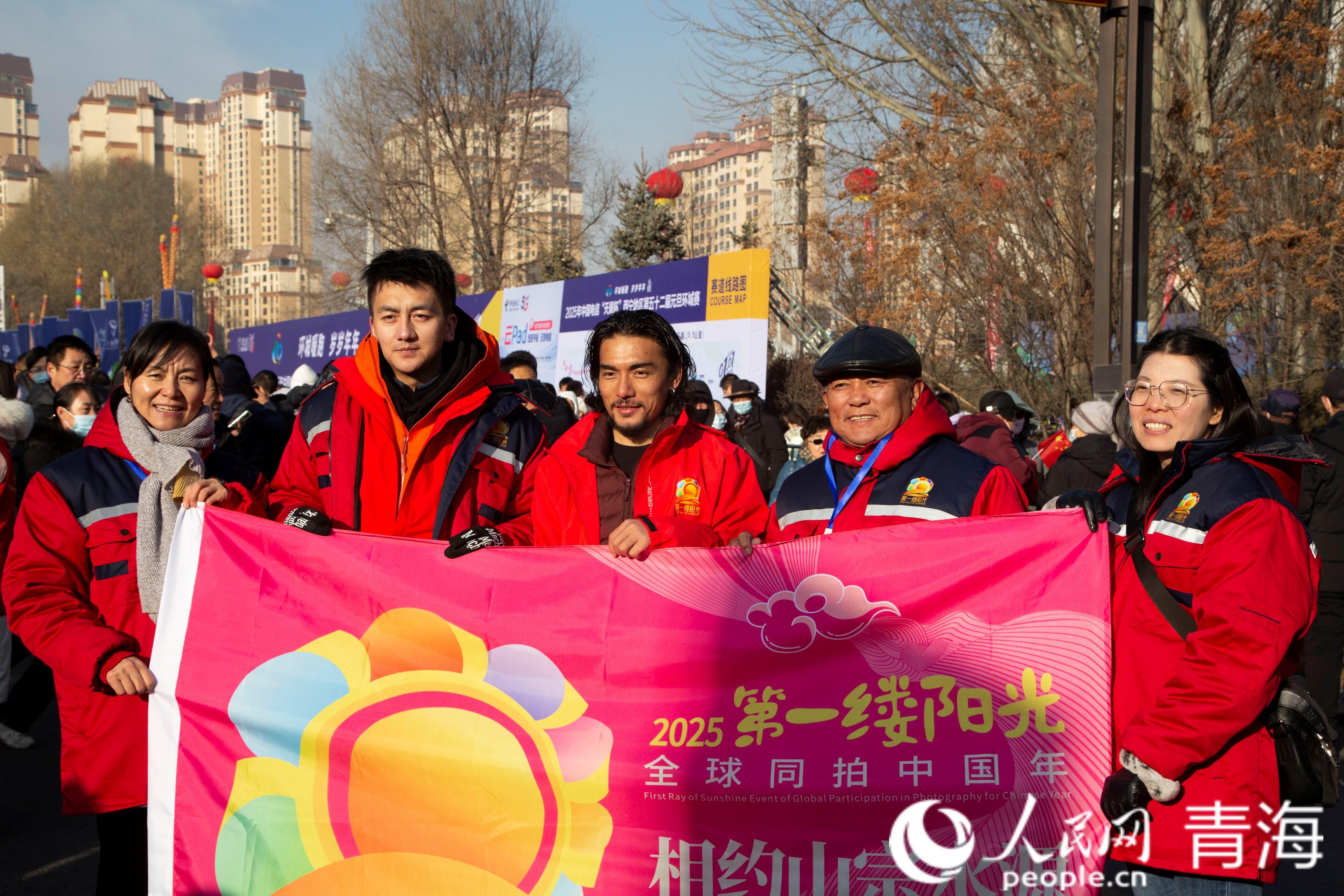 陽光大使現(xiàn)場與市民互動。人民網(wǎng) 況玉攝