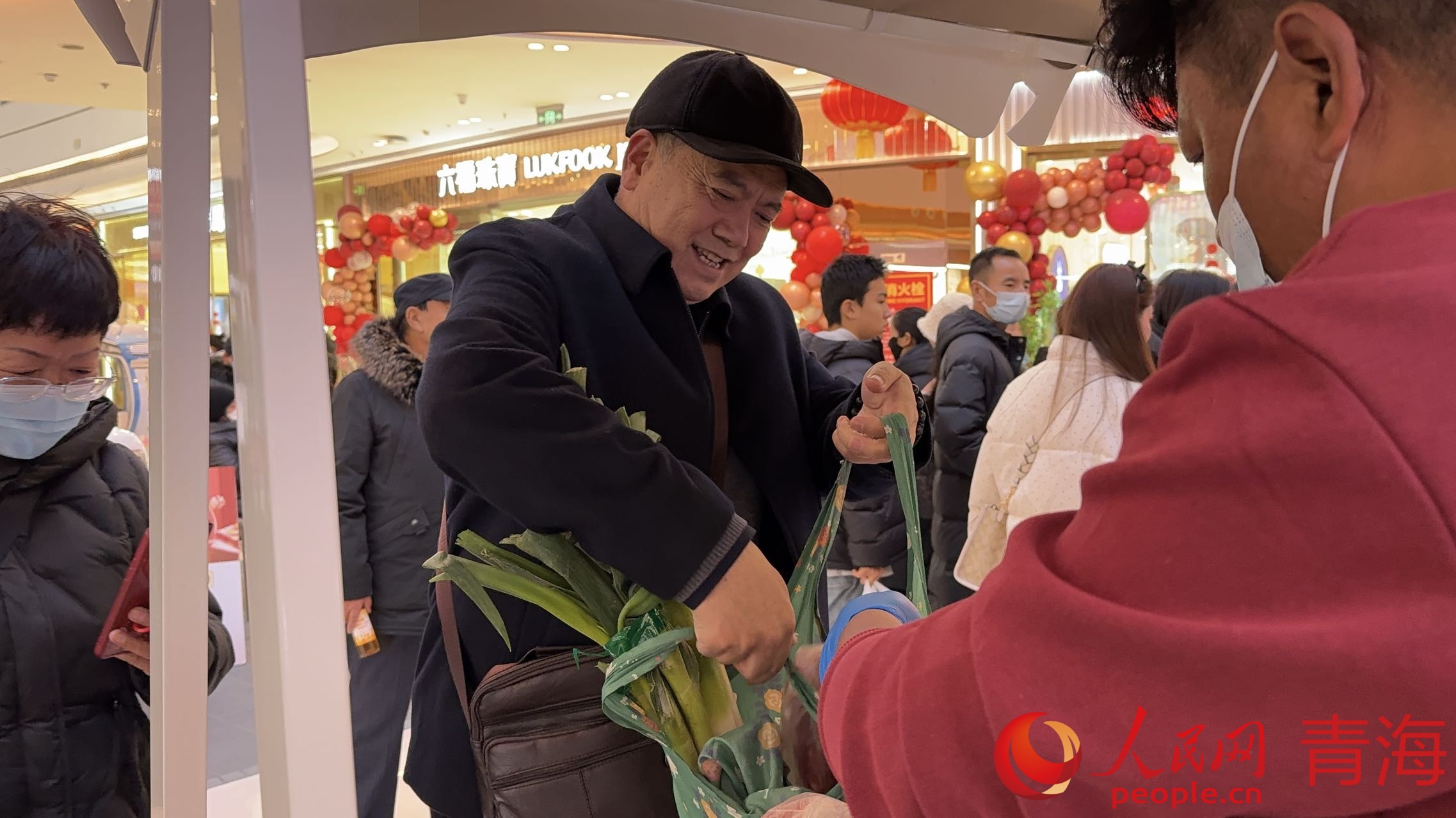 市民選購(gòu)商品。人民網(wǎng) 況玉攝