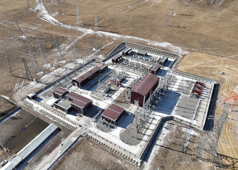 果洛330千伏第二回線路工程果洛330千伏變電站。張朋 攝