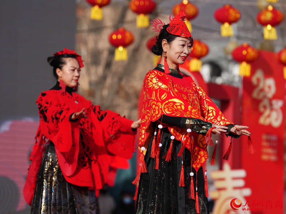 非遺剪紙走秀。人民網(wǎng) 陳明菊攝