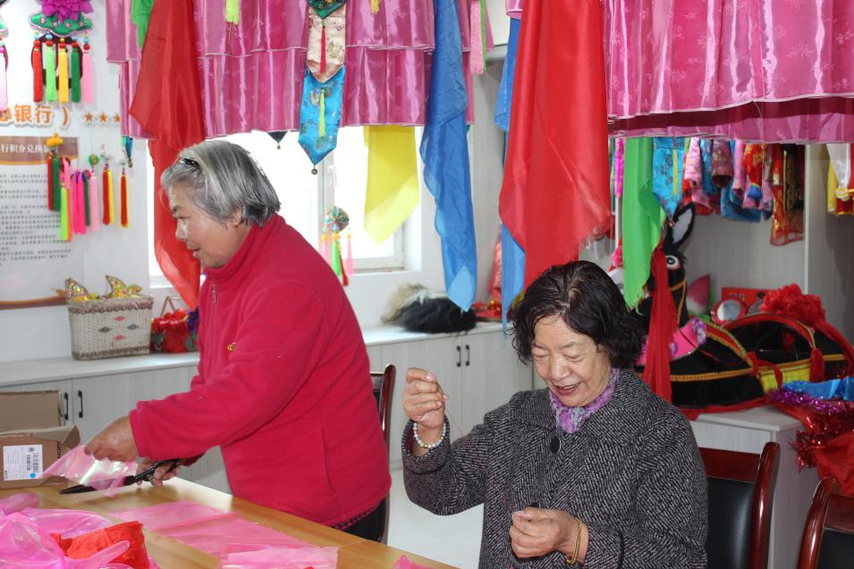 制作新道具。受訪者供圖