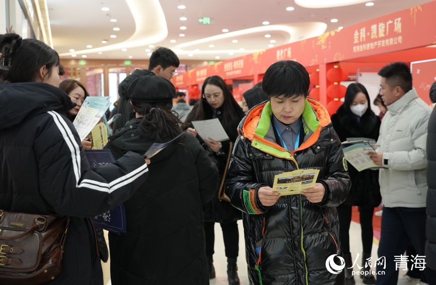 活動現(xiàn)場的購房群眾。人民網(wǎng)記者 甘海瓊攝
