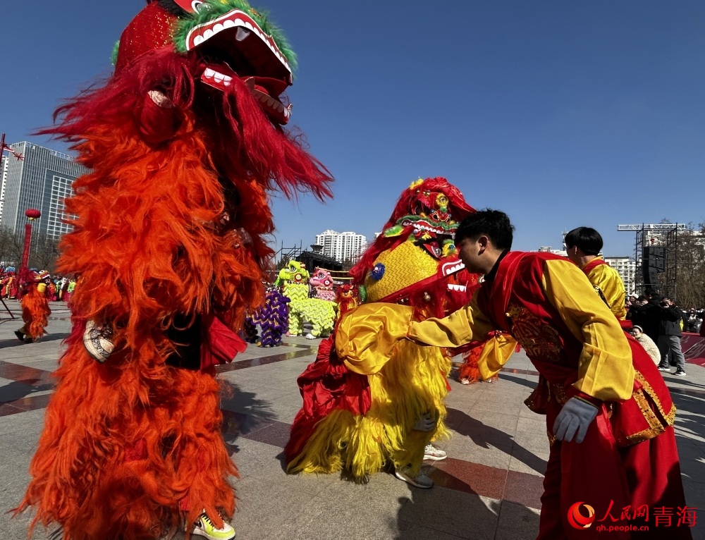 舞獅。人民網(wǎng) 陳明菊攝