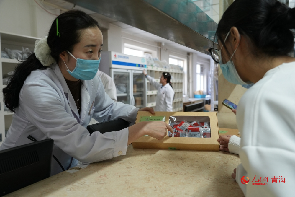 醫(yī)生正在指導(dǎo)患者如何服用膏方。人民網(wǎng) 陳明菊攝