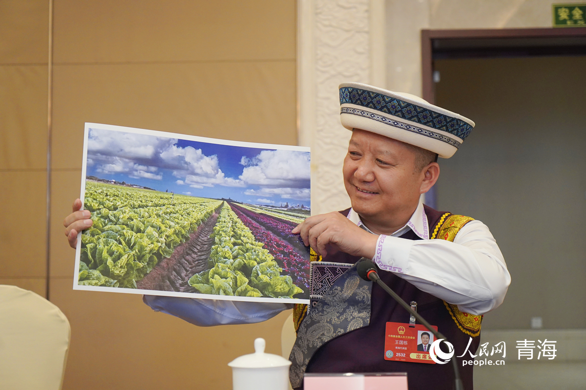 王國棟代表介紹互助縣冷涼蔬菜產(chǎn)業(yè)發(fā)展情況。人民網(wǎng)記者 楊啟紅攝