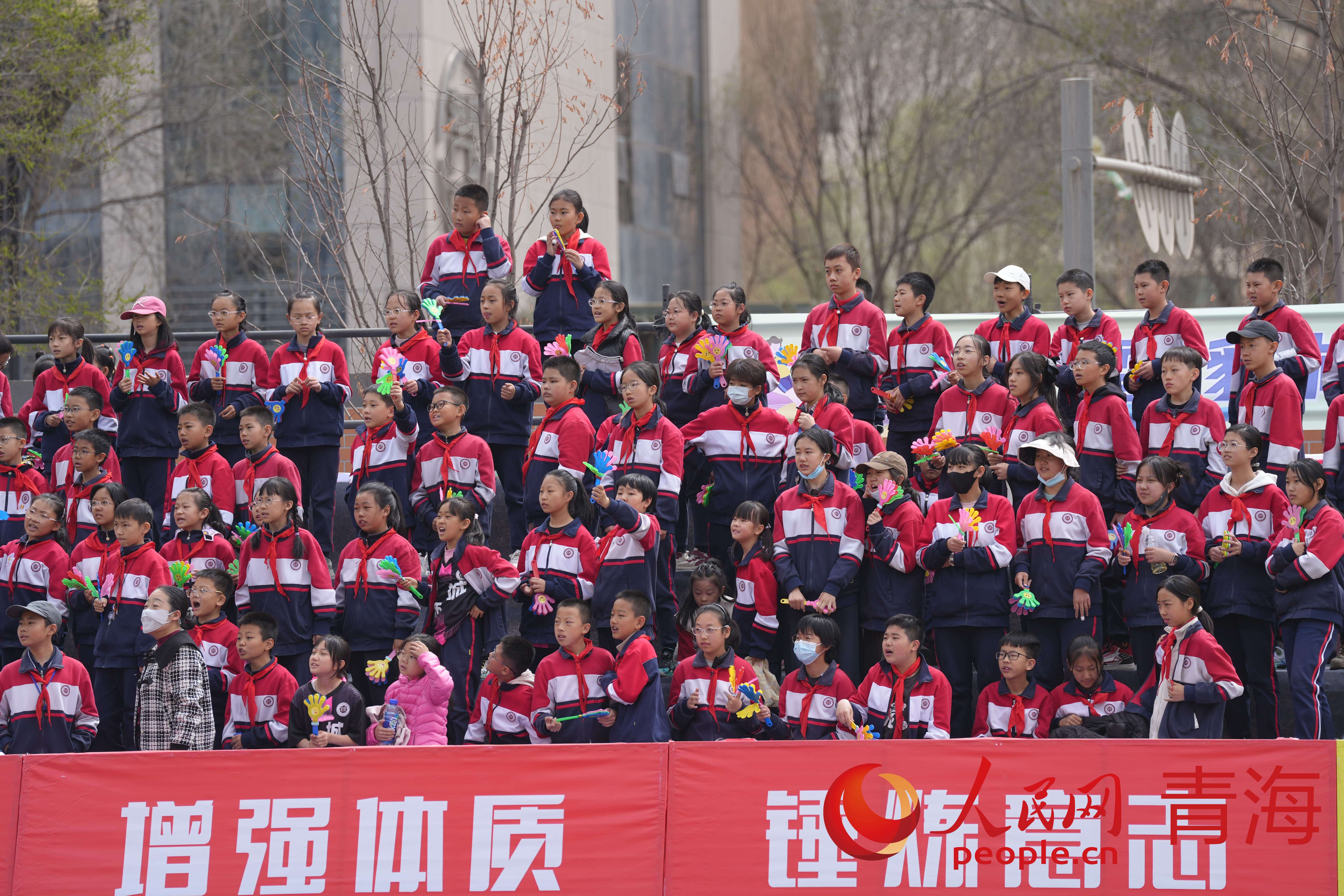 觀眾吶喊助威。人民網(wǎng) 況玉攝
