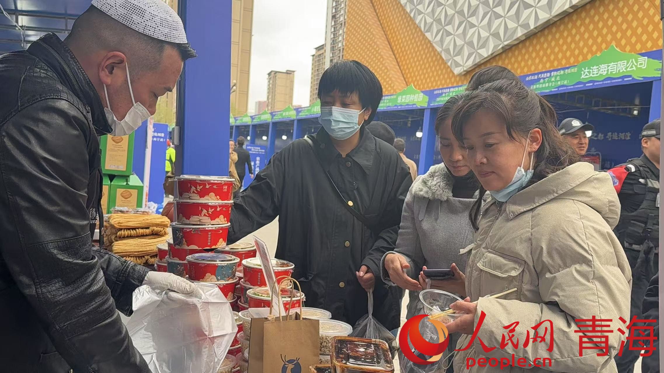 市民選購商品。人民網(wǎng) 況玉攝
