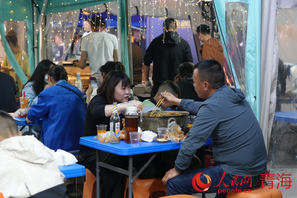 餐飲攤位深受市民喜愛。人民網(wǎng) 況玉攝