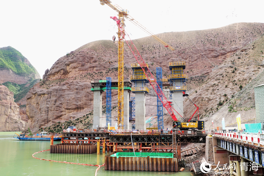 索同坡黃河特大橋建設(shè)現(xiàn)場(chǎng)。人民網(wǎng) 馬可欣攝