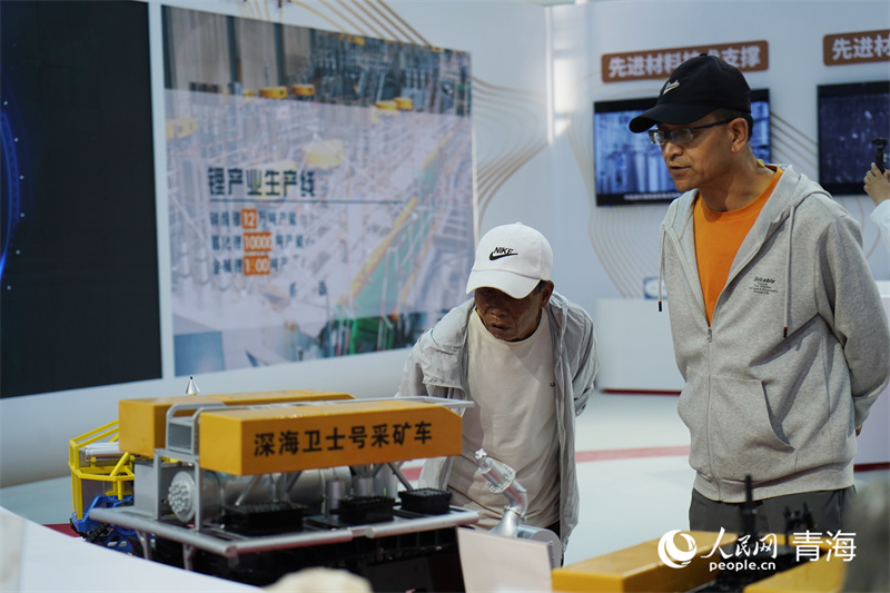 參觀。人民網(wǎng)記者 張莉萍攝