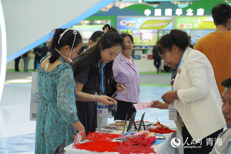 市民選購(gòu)。人民網(wǎng)記者 張莉萍攝