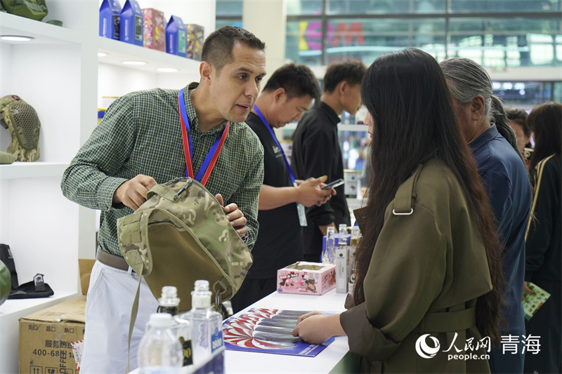 參展商為市民介紹產(chǎn)品。人民網(wǎng)記者 張莉萍攝