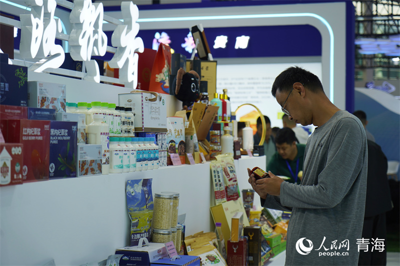 市民在青洽會展區(qū)內(nèi)查看產(chǎn)品詳情。人民網(wǎng)記者 張莉萍攝