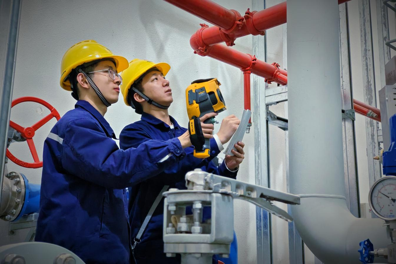 運行人員在進行設備巡檢。朱錦辰攝