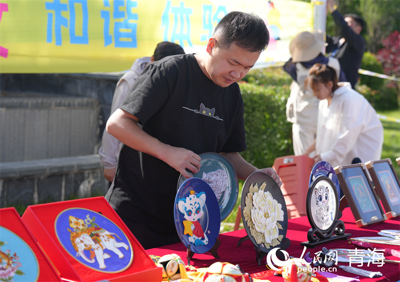 第二賽段起點(diǎn)的展銷攤位。人民網(wǎng) 馬可欣攝