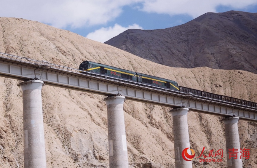 列車行駛在昆侖山間。人民網(wǎng)記者 甘海瓊攝