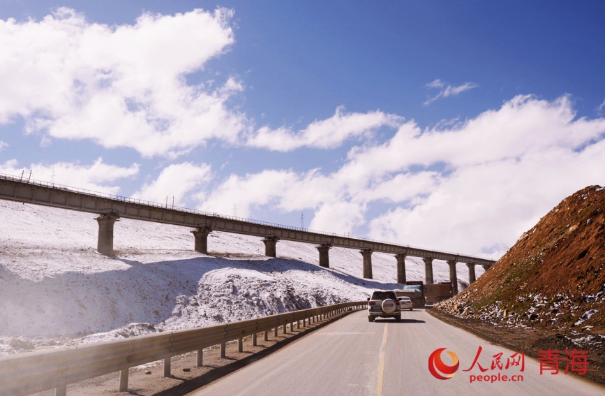 青藏公路與青藏鐵路交匯。人民網(wǎng)記者 甘海瓊攝