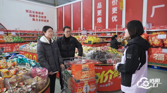 直播期間，人民網(wǎng)記者采訪消費(fèi)者。