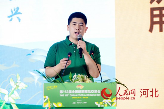 河北塞罕金葫蘆藥業(yè)有限公司總經(jīng)理張軼源作分享。人民網(wǎng)記者 周博攝