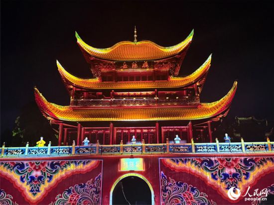 光影點亮岳陽樓。人民網記者 吳茜薇攝