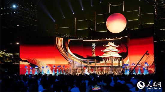 融合虛擬技術與大屏幕視覺呈現不同朝代的岳陽樓。人民網記者 吳茜薇攝